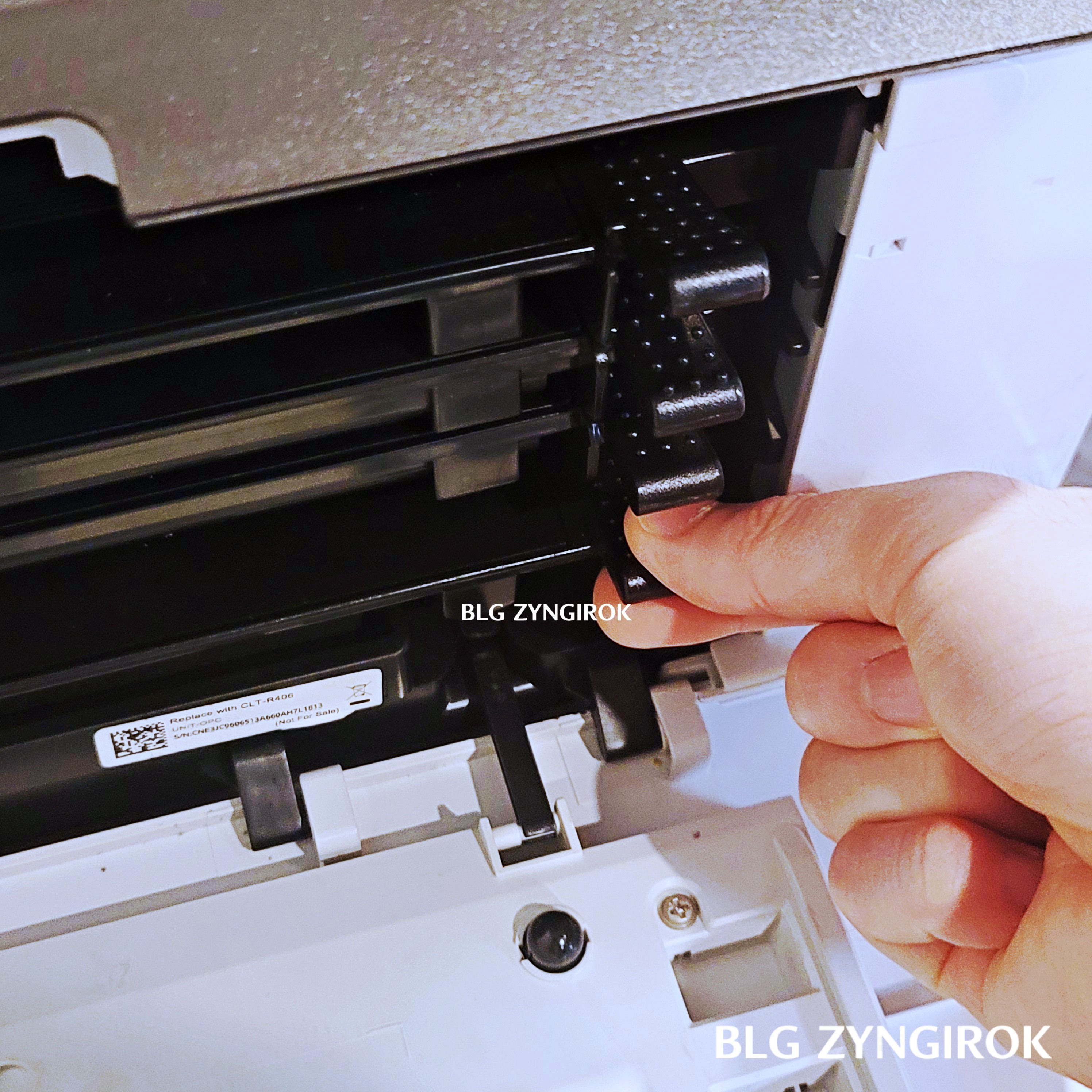 토너 오른쪽 손잡이를 잡고있다.