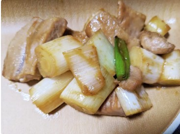 대파와 참치가 조리되어 접시위에 올려져 있는 사진