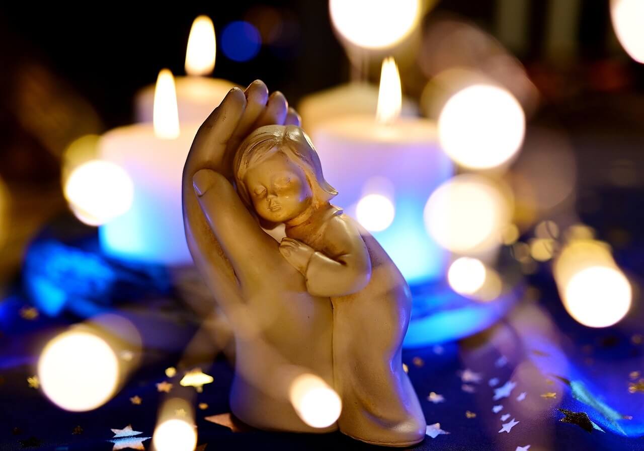 손 안에 폭 안긴 여자아이 모양 조각