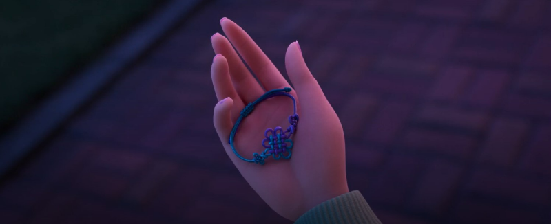 주인공이 한국 전통 공예인 매듭 팔찌를 받는 장면