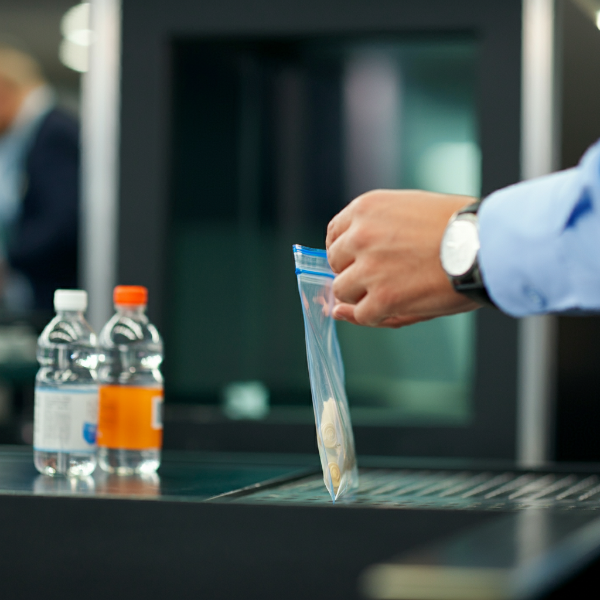 항공기 보안 검색대에서 반입 가능한 액체류를 담은 투명 지퍼백