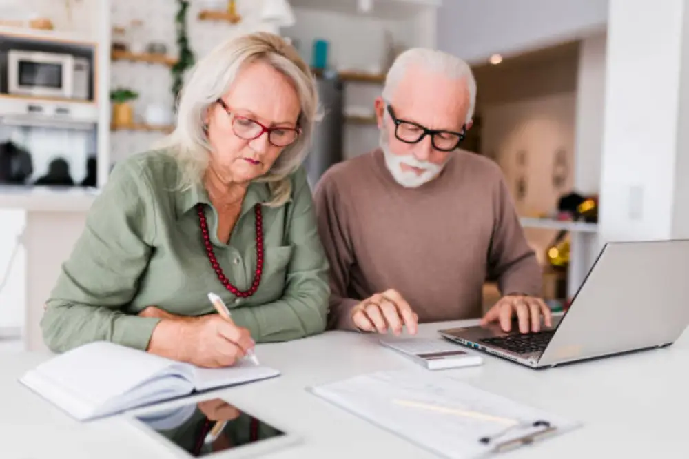 연금액을 계산하는 노부부
