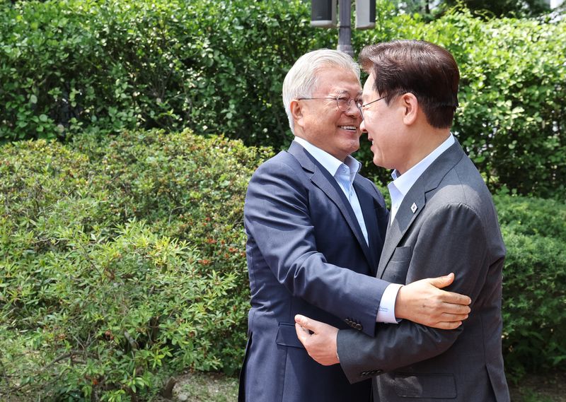李&middot;文 가짜뉴스: 이재명 대통령 문재인 전 대통령 상춘재 회동 "멸칭 가짜뉴스 근절" 민주진영 단합과 외연 확장 전략 분석