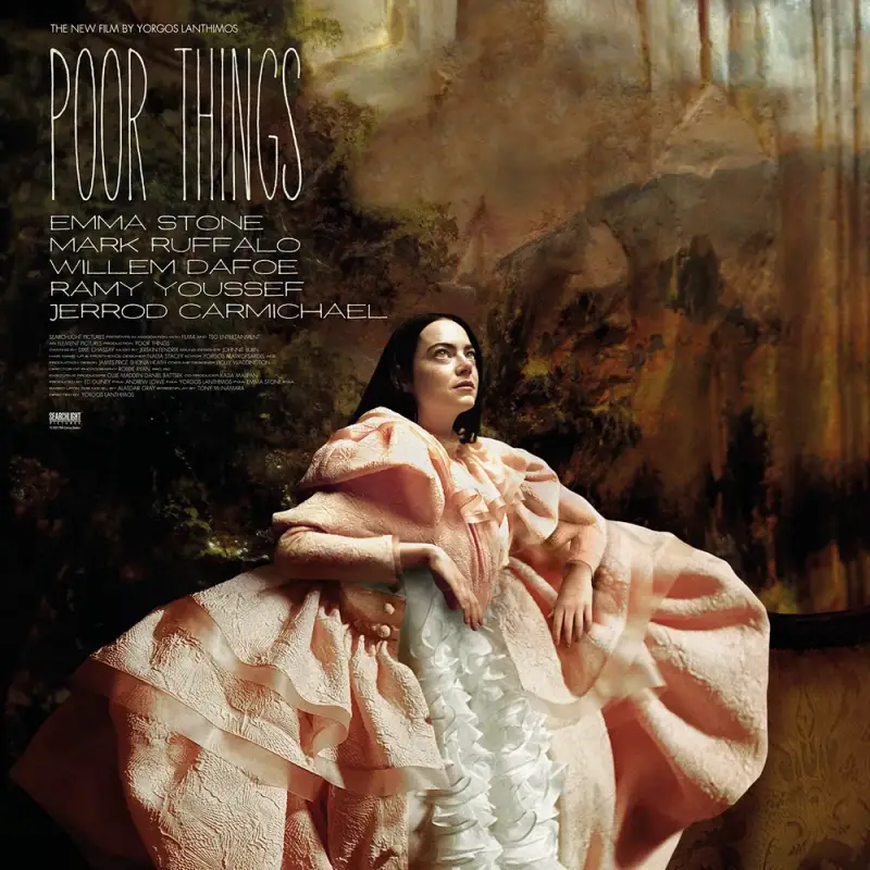 영화 가여운 것들에서 엠마 스톤이 드레스 입고 등장하는 영화 포스터