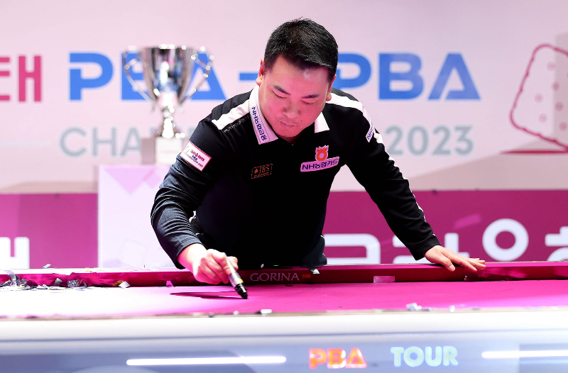 프로당구 PBA 투어 조재호 당구선수가 PBA 챔피언십에서 우승하고 당구대에 사인을 하는 모습