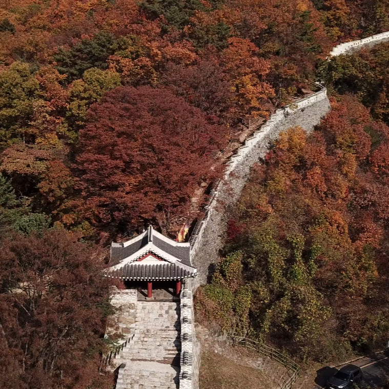단풍으로 둘러 쌓여있는 남한산성의 좌익문. 