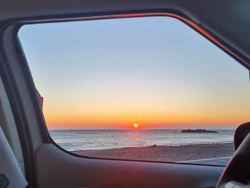 운전석 시점에서는 이렇게 일출 모습을 볼 수 있지요.