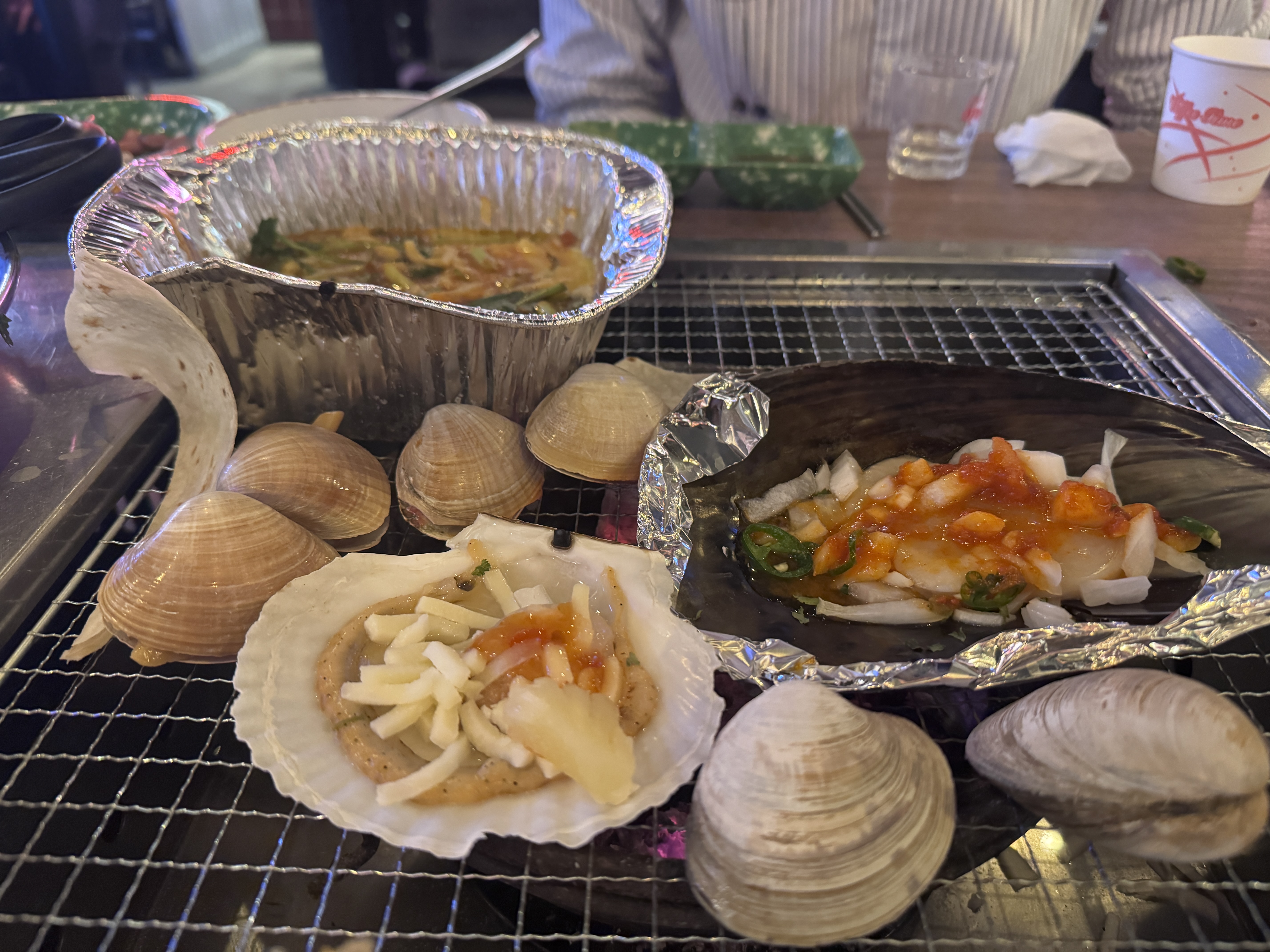 신사동 삼바리 생합과 키조개 숯불구이 모습