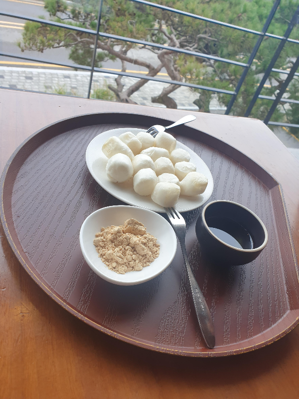 쟁반위에 가래떡과 꿀 그리고 콩고물이 올려져 있다.