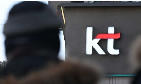 kt 간판을 바라보고 있는 시민