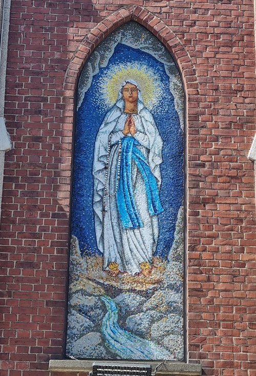 사진은 인천 해안성당에 있는 성모 마리아 벽화입니다. '바다의 별'을 상징하는 "스텔라" 성모님입니다.