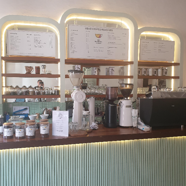 발리 카페 투어 : 우붓 커피 로스터리(Obud Coffee Roastery) _카페 내부