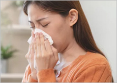 알레르기 증상으로 힘들어 하는 사람들 이미지