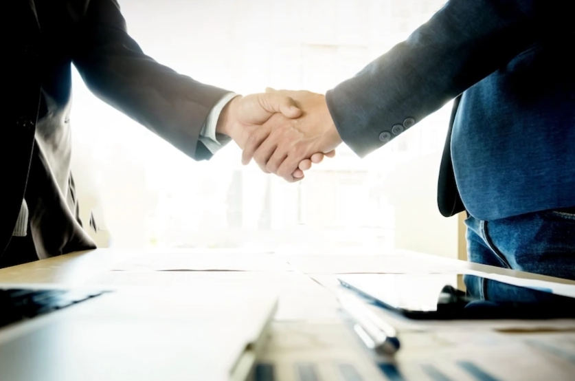 두사람이 악수를 하고 있는 모습