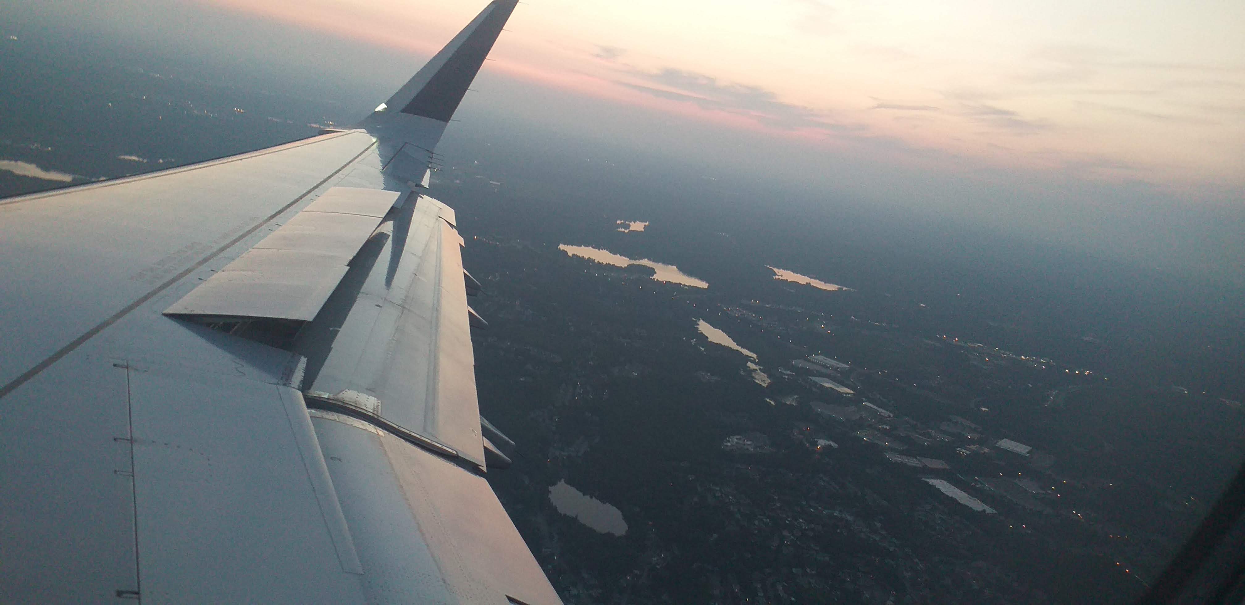 비행기에서 찍은 창밖 풍경 사진