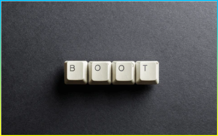 검은색 배경에 컴퓨터 키보드 버튼을 사용하여 만든 워드 부트. IT 기술 컨셉.