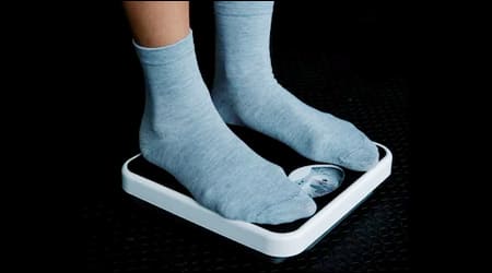 체중계에 올라가 있는 발