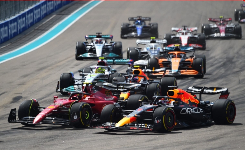 자동차 경주에 참가하는 레이싱 경기장을 내달리는 레이싱카들의 질주하는 모습이 담겨있다.