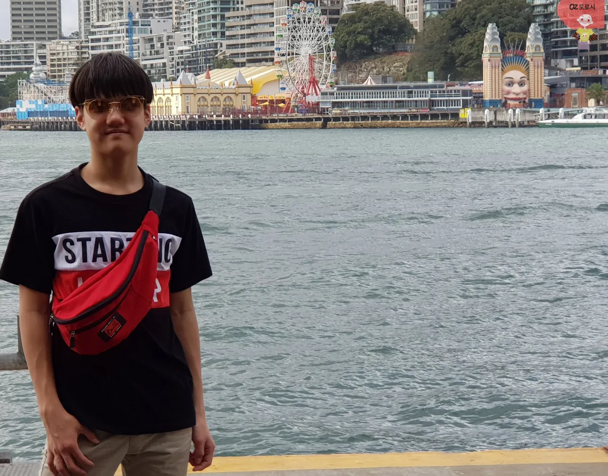 호주-시드니-루나파크-놀이공원을-배경으로-서있는-조카