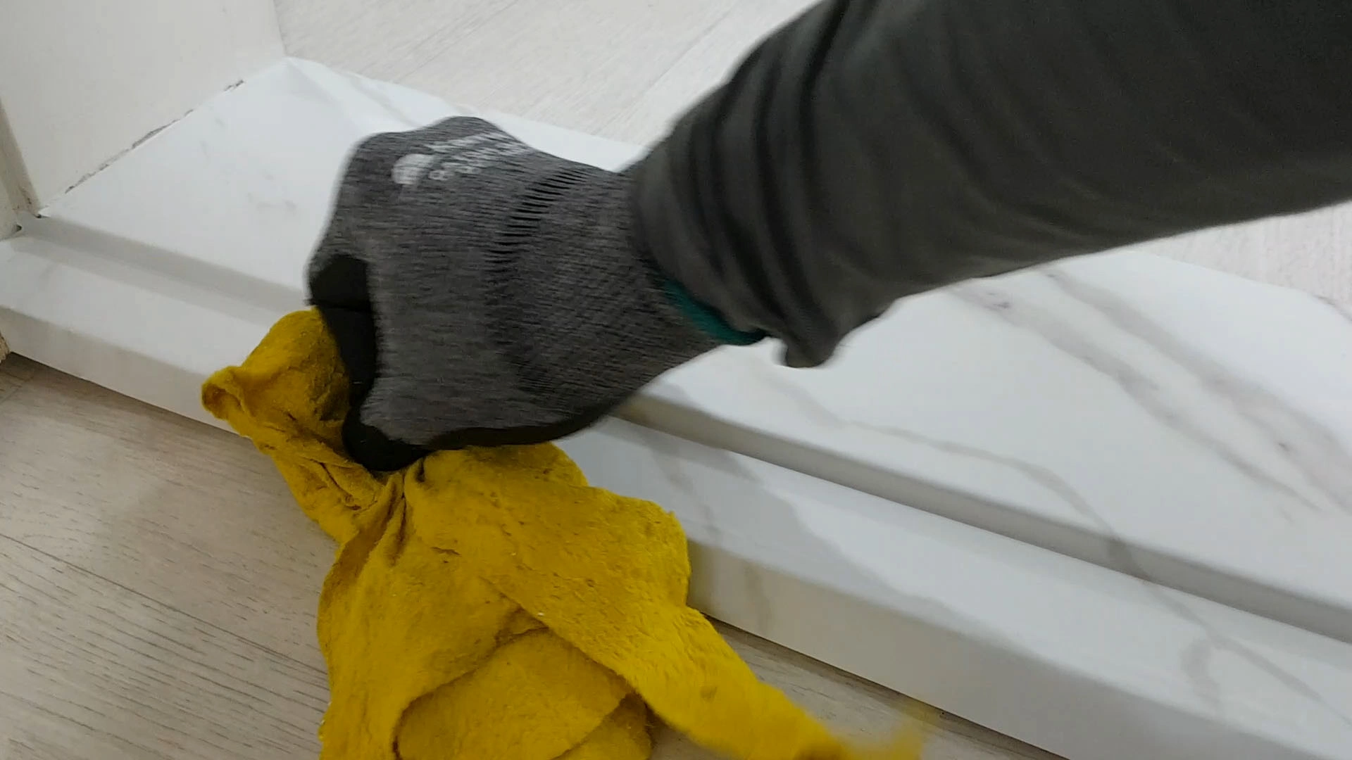 시트지 밀착 시키는 모습