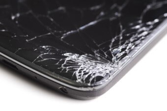 아이폰-좌측하단이-심하게-깨진-모습