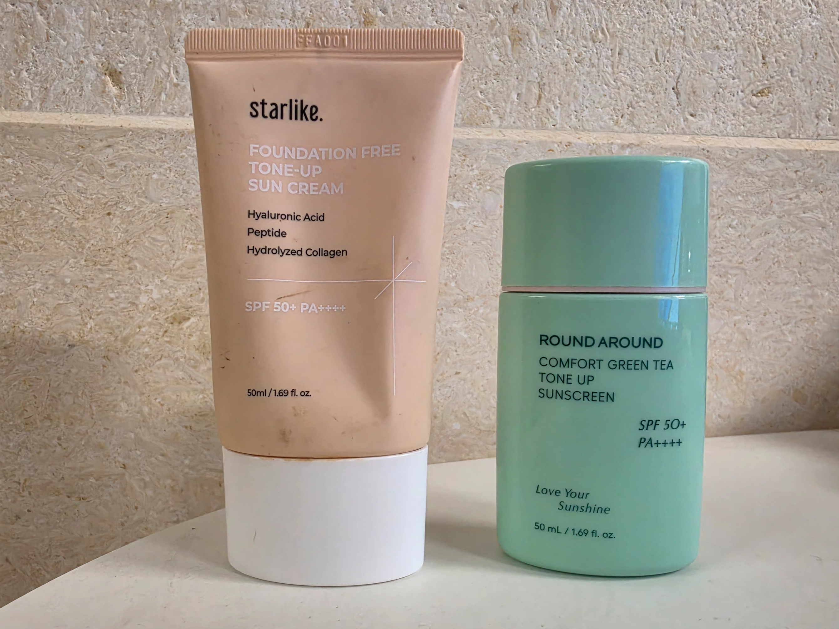 요즘 사용중인 Starlike(스타라이크) 톤업 선크림과 Round Around(라운드어라운드) 컴포트 그린 티 톤업 선크림 용기