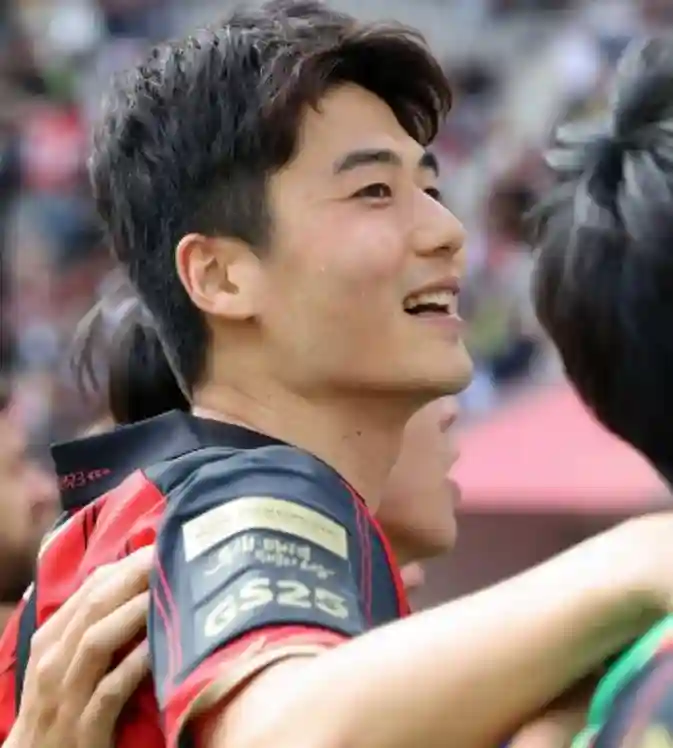 축구-선수-기성용-동료와-어깨동무-하고있는-사진