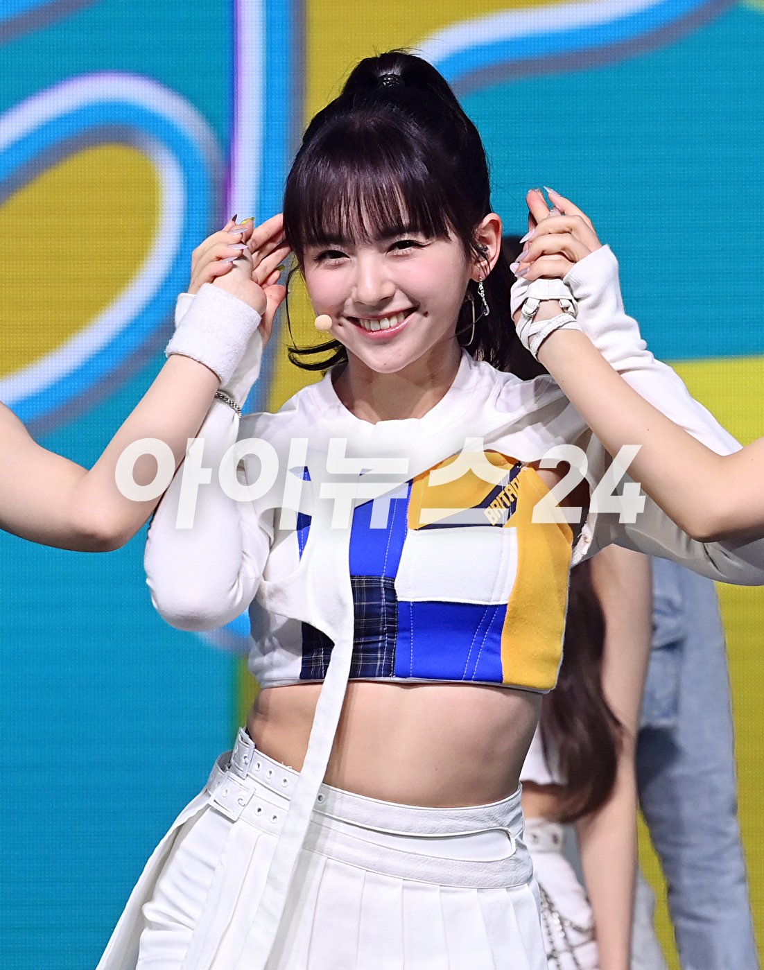 그룹 케플러 마시로가 20일 오후 서울 광진구 광장동 예스24라이브홀에서 열린 두 번째 미니앨범 'DOUBLAST' 발매 기념 쇼케이스에 참석해 공연을 하고 있다. [사진=김성진 기자]