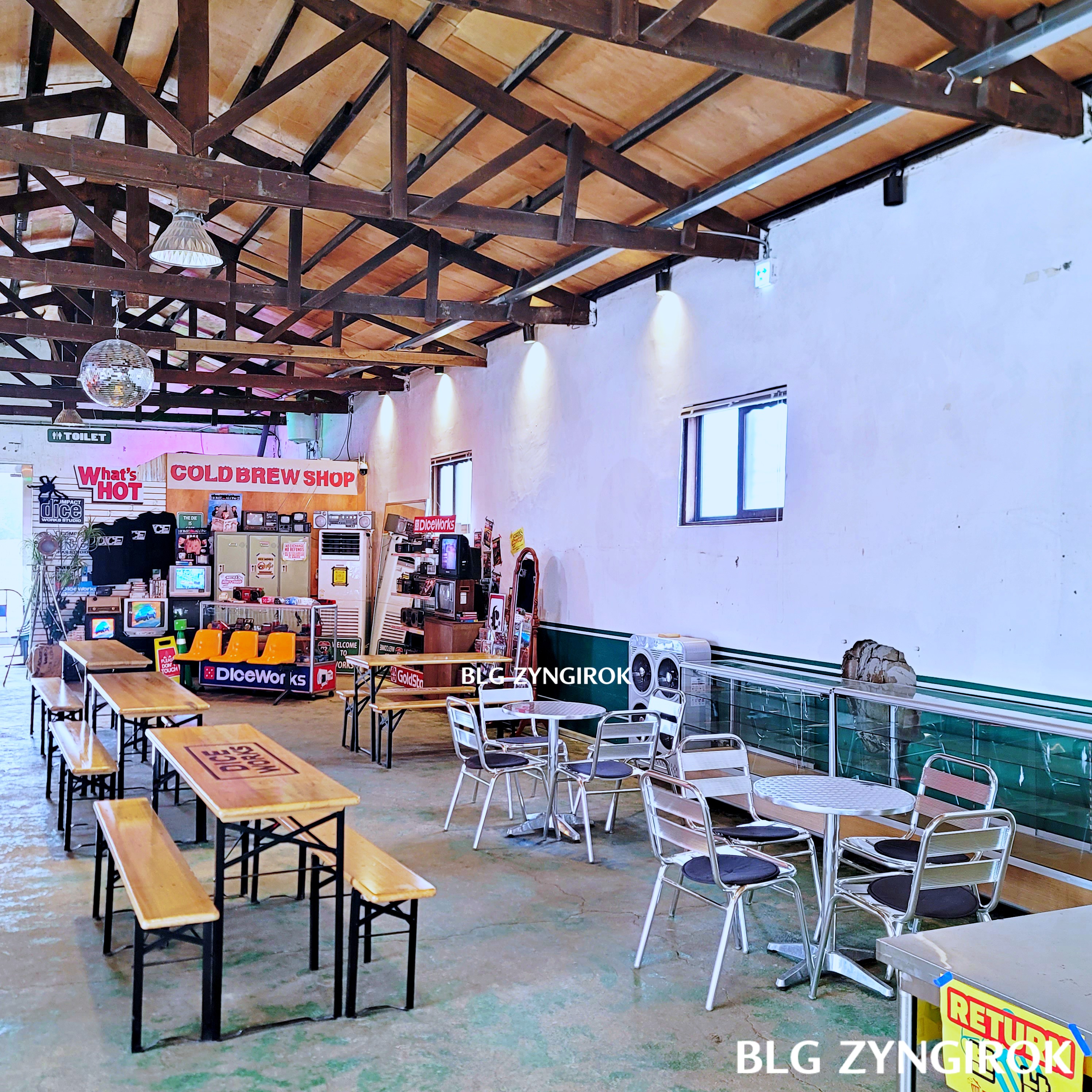양주 카페 DICE WORKS - 내부 좌석 모습이다.