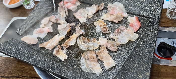 황금대패삼겹살 가격표 저렴한고기 정직한식당 대패삼겹살 잘 구운 대패삼겹살