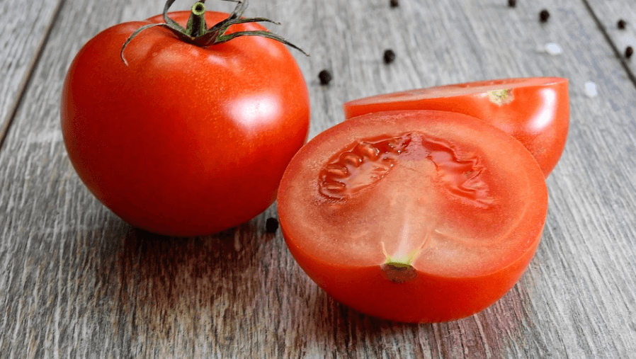 토마토가 반으로 갈라져 있다