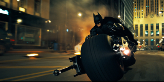배트맨 전용 바이크를 타고 달리는 사진