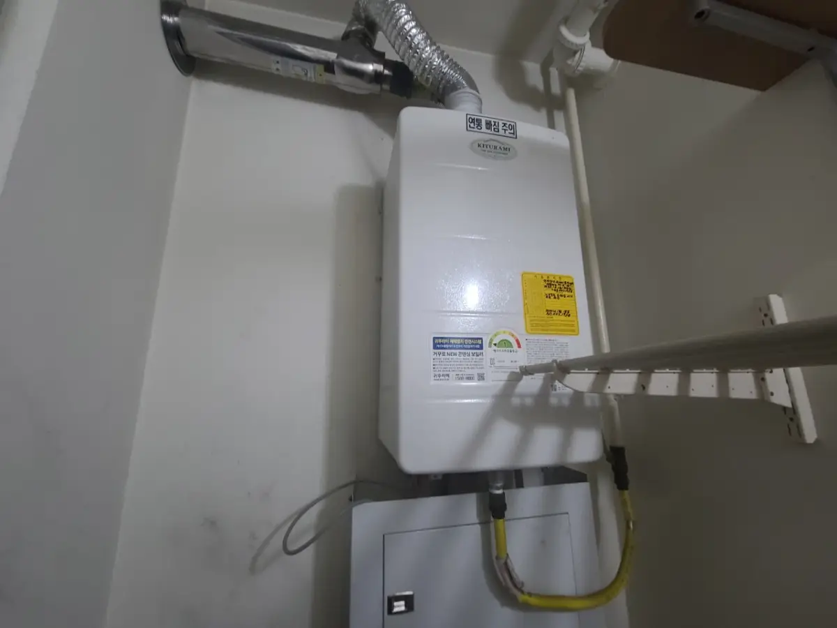 아파트-세탁실-안에-있는-보일러-몸통