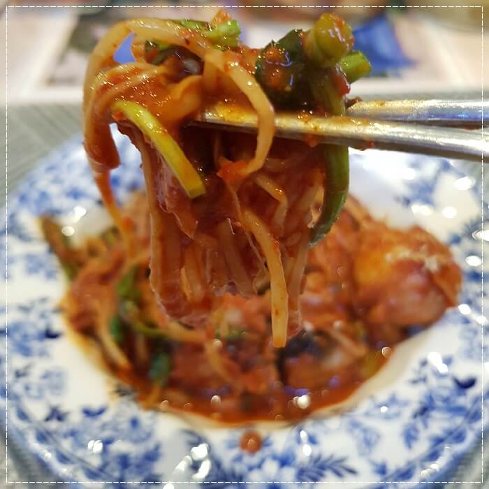양념이 쏙쏙 배인 미나리와 콩나물
