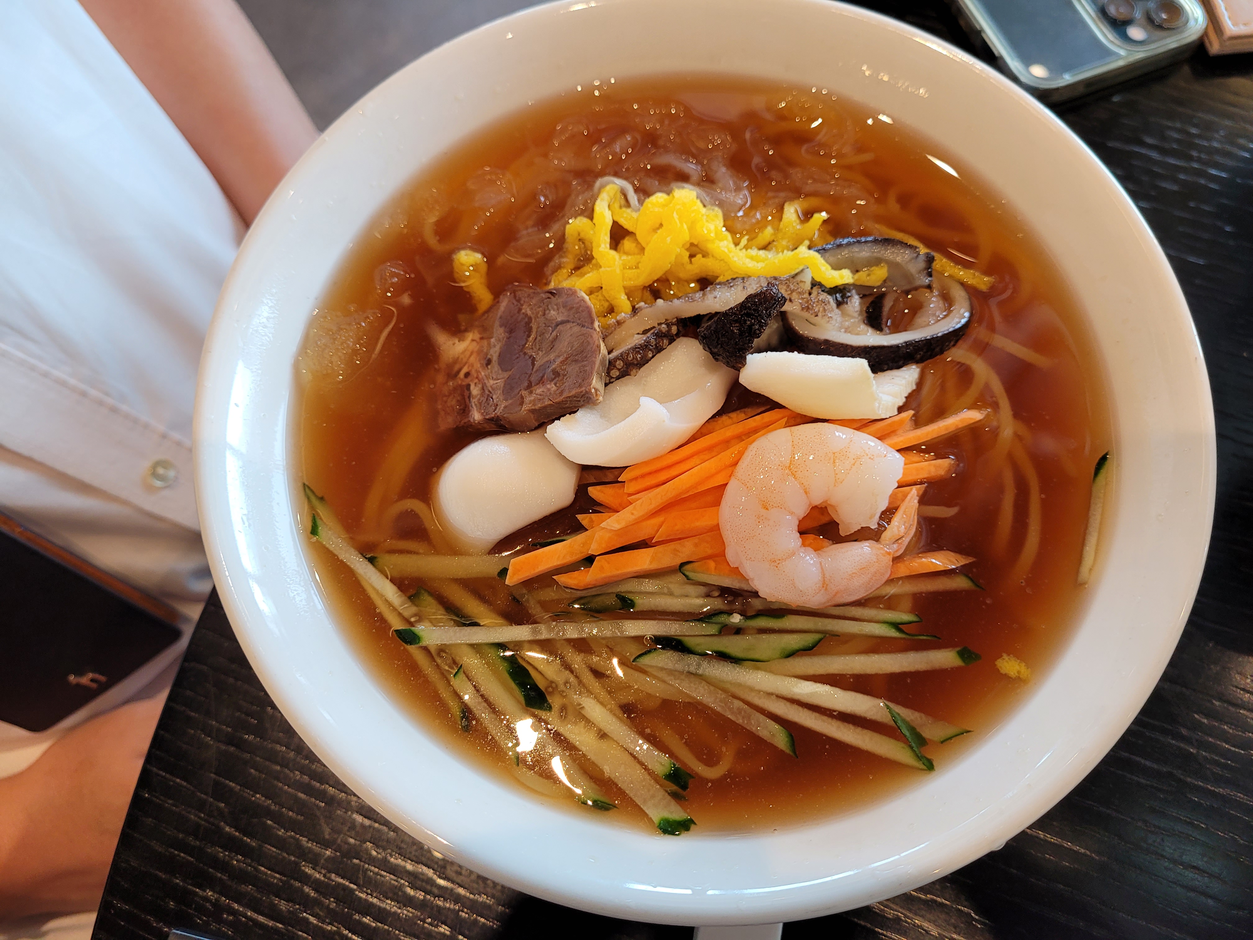 해산물이 고명으로 올라간 중국냉면