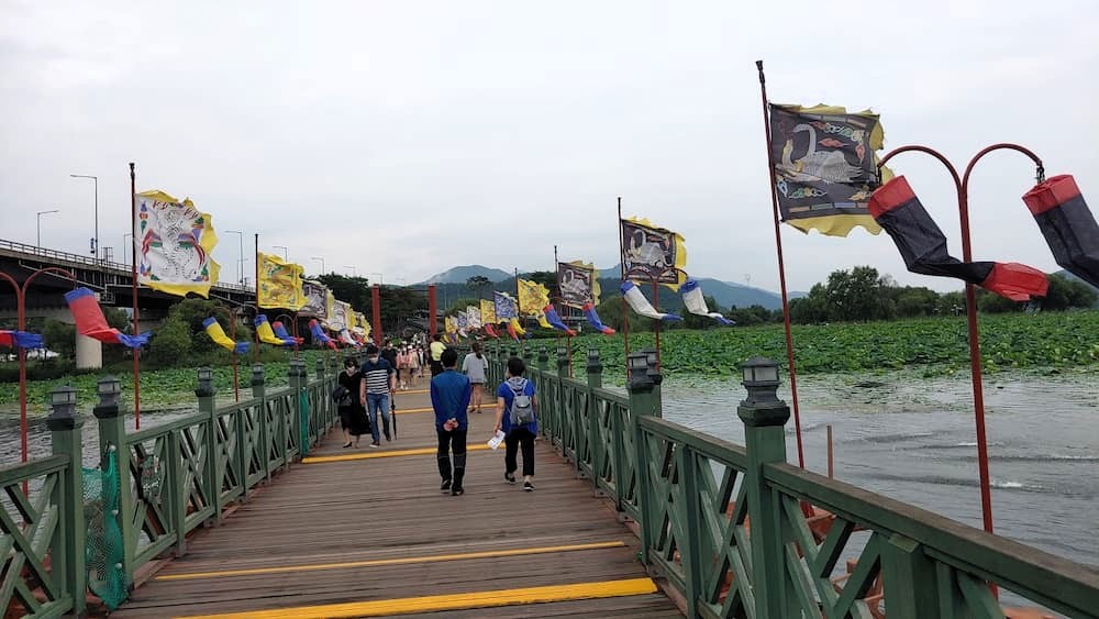 두물머리에서 세미원으로 이어지는 배다리와 북한강 풍경