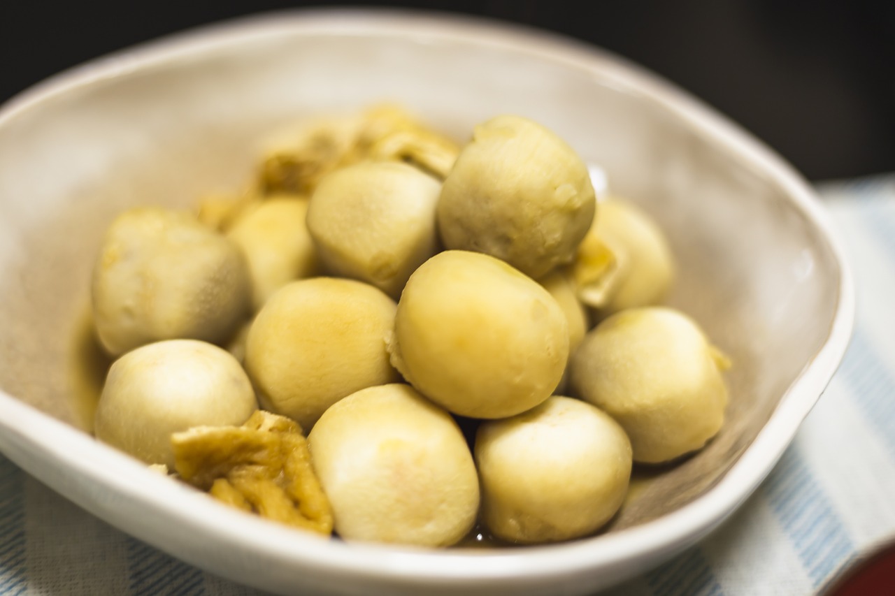 그릇에 담겨 있는 찐 토란