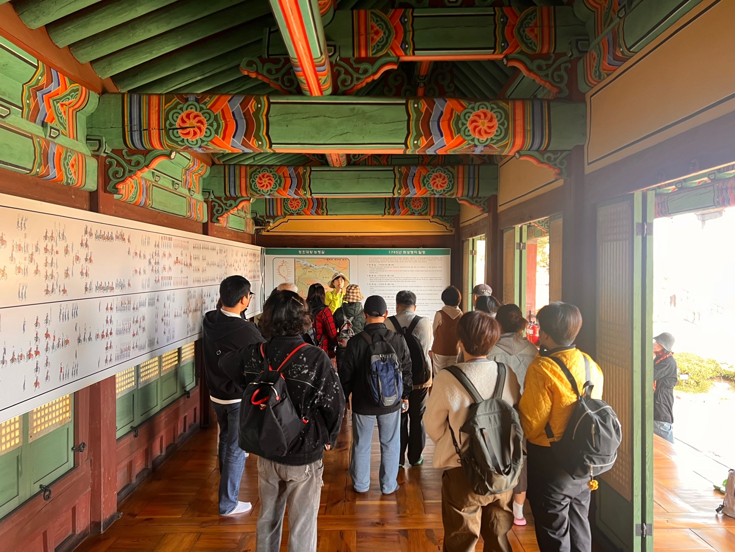 용양봉저정에서 설명을 듣는 모습
