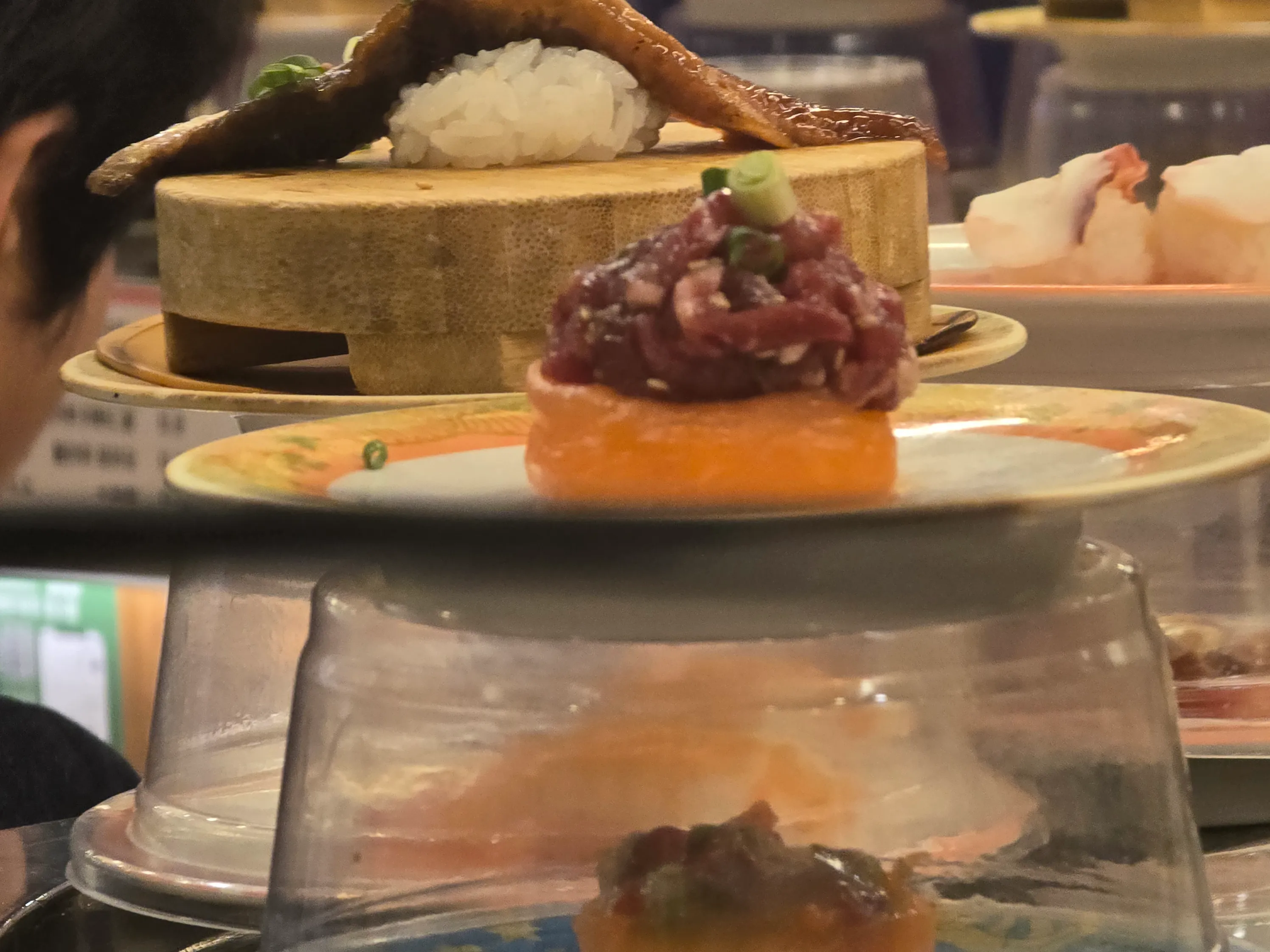 다채로운 맛의 향연, 보기만 해도 군침 도는 초밥들.