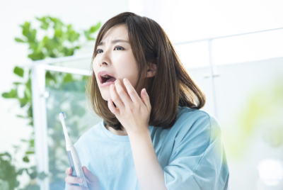 이가 빠지면 안이 검은색인데 아프지 않다