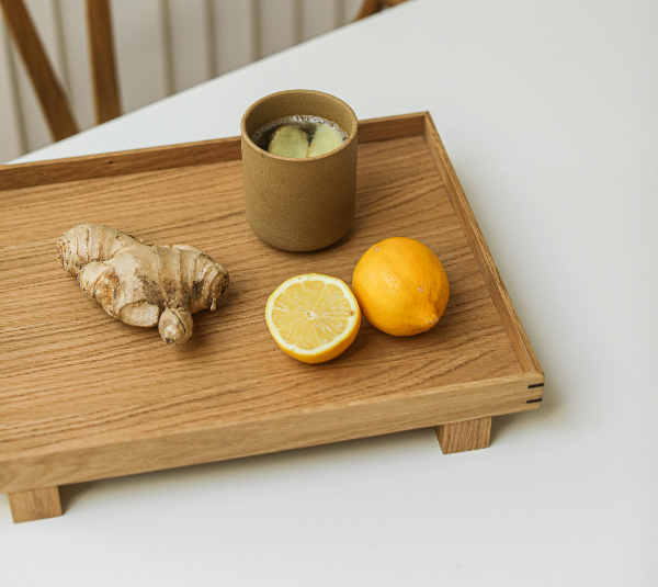 독감 회복에 좋은 생강차와 생강, 레몬이 놓인 사진