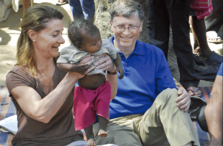 흑인아기를-안고있는-빌게이츠-멜린다-봉사활동