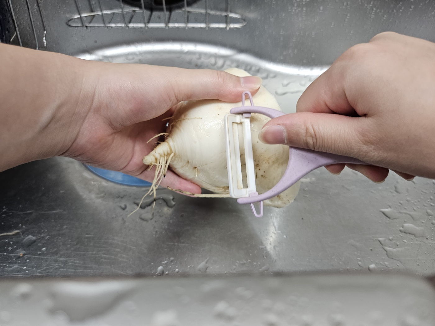 무 껍질을 깎는 모습