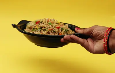 검은색 유리 그릇에 담겨진 복음밥