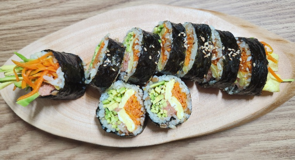 완성된 아보카도 명란 김밥