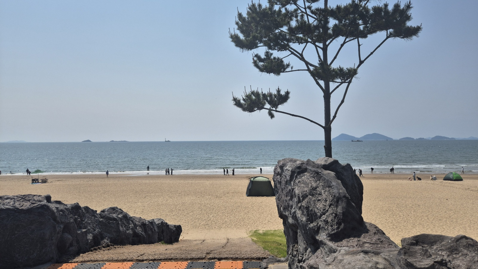 해변안에 텐트를 치고 휴일을 즐기는 사람들