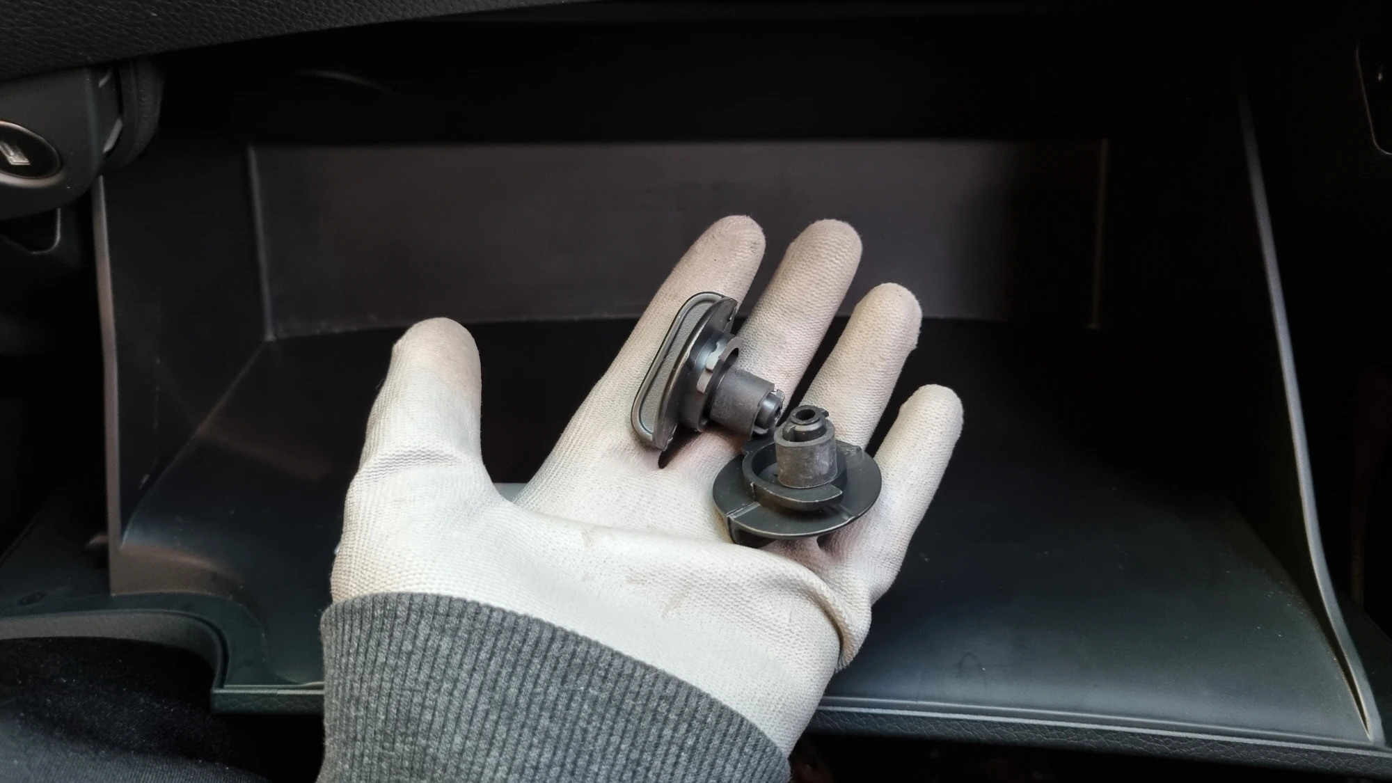 글로브박스 걸쇠 뺀 모습