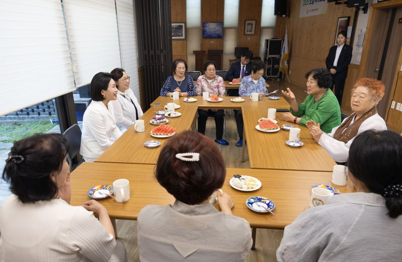 김혜경 여사 오월어머니회 방문