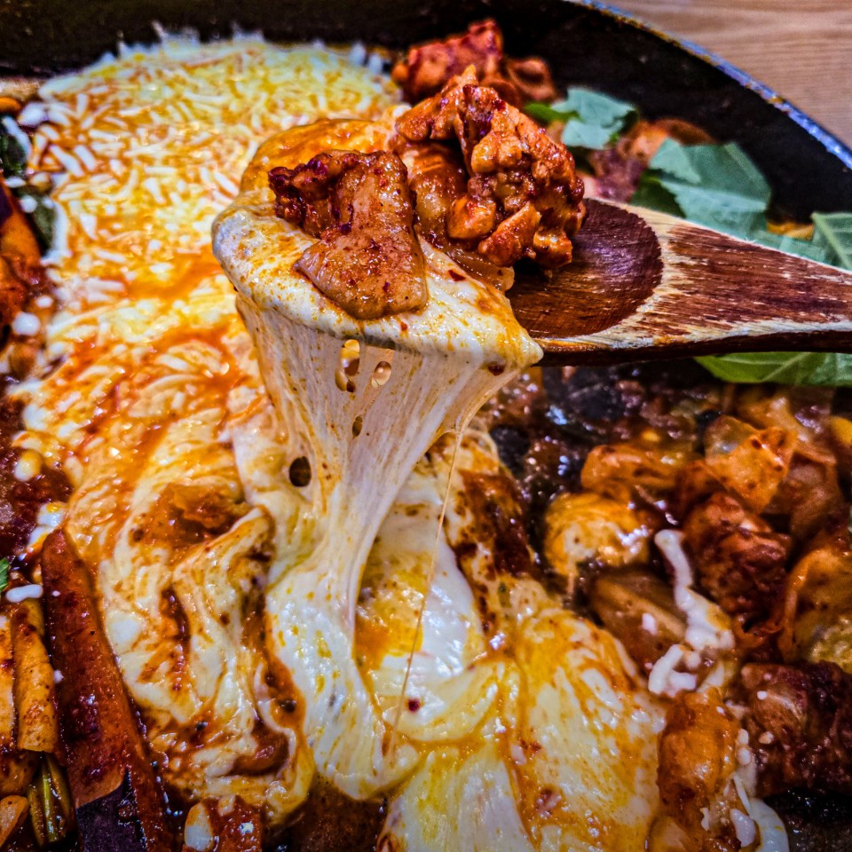 다산신도시 맛집 추천! 유정춘천닭갈비막국수에서 폭탄 치즈 사리 꼭 먹어야 하는 이유
