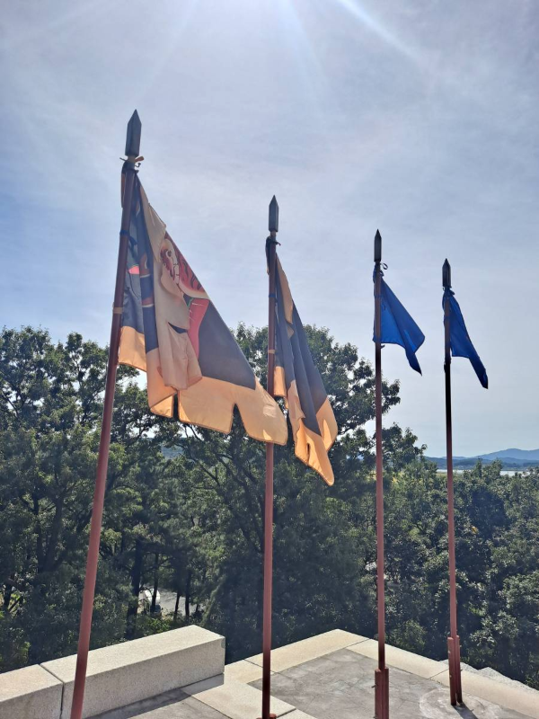 남문 위 깃발들